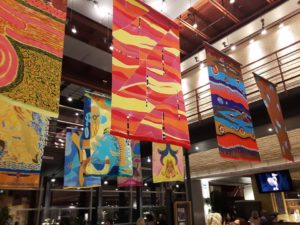 "Traces sur la soie: Oeuvres textiles aux couleurs vibrantes"