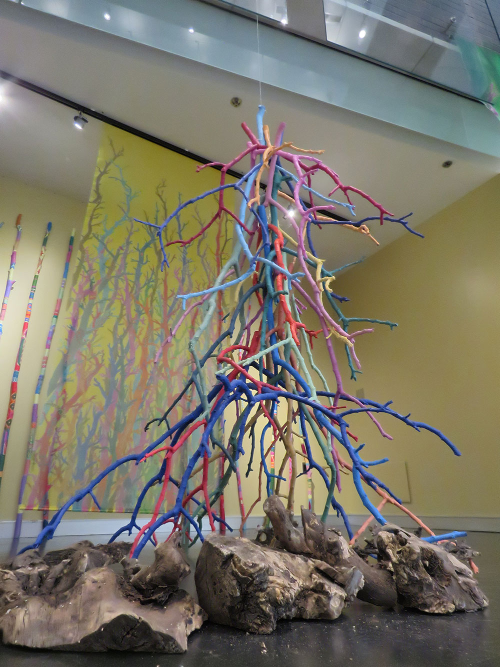 Traces sur la soie: Oeuvres textiles aux couleurs vibrantes