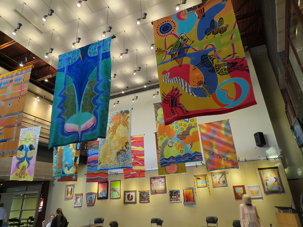 Traces sur la soie: Oeuvres textiles aux couleurs vibrantes
