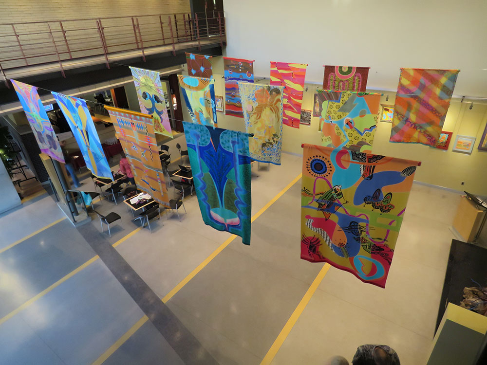Traces sur la soie: Oeuvres textiles aux couleurs vibrantes