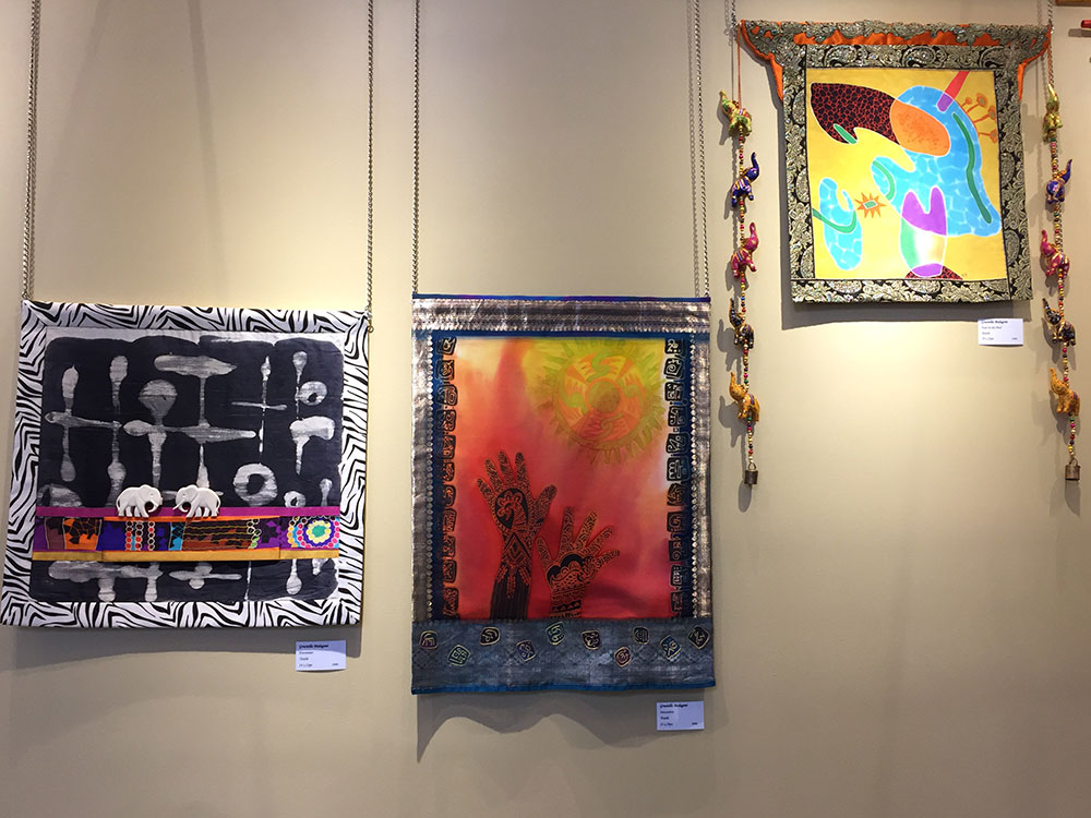 Traces sur la soie: Oeuvres textiles aux couleurs vibrantes