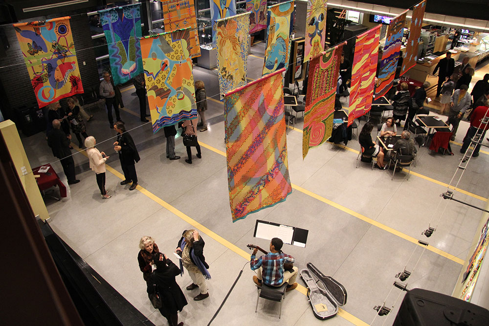 Traces sur la soie: Oeuvres textiles aux couleurs vibrantes