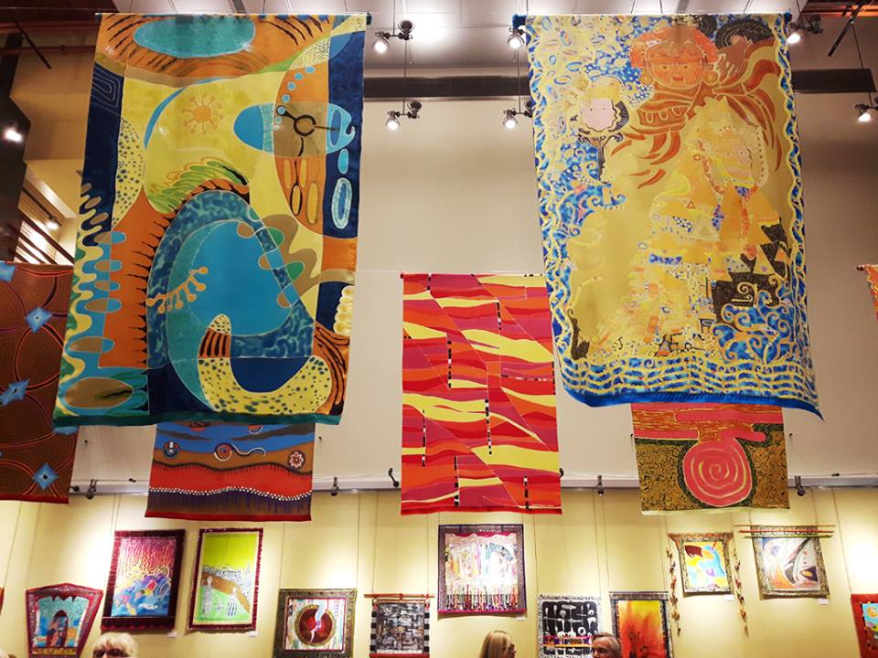 Traces sur la soie: Oeuvres textiles aux couleurs vibrantes